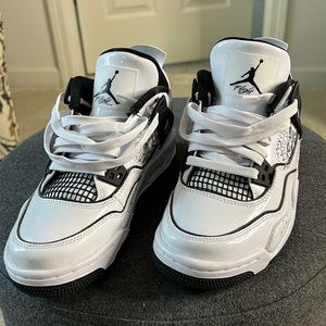 Air Jordan 4 Retro SE (GS) / Color: White/Black Volt and size 4Y